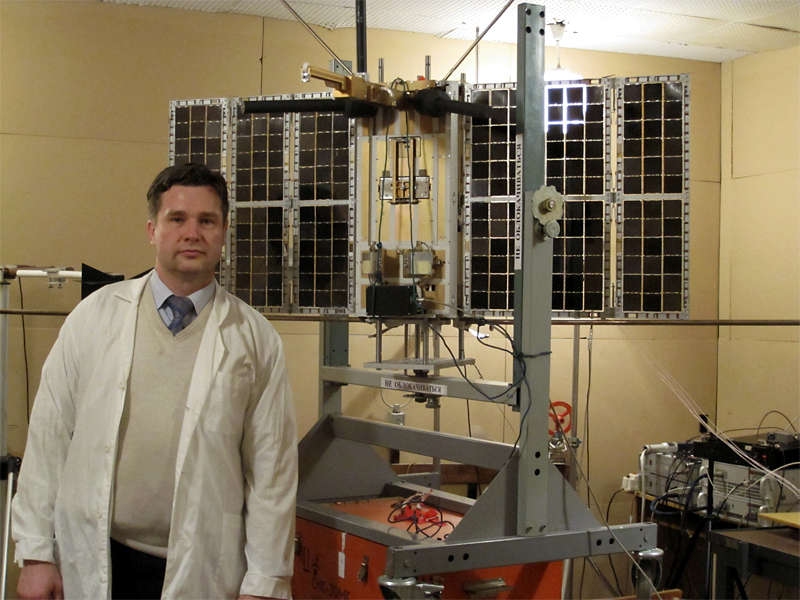 Бондаренко Андрей Викторович возле лётного образца микроспутника «Чибис-М»