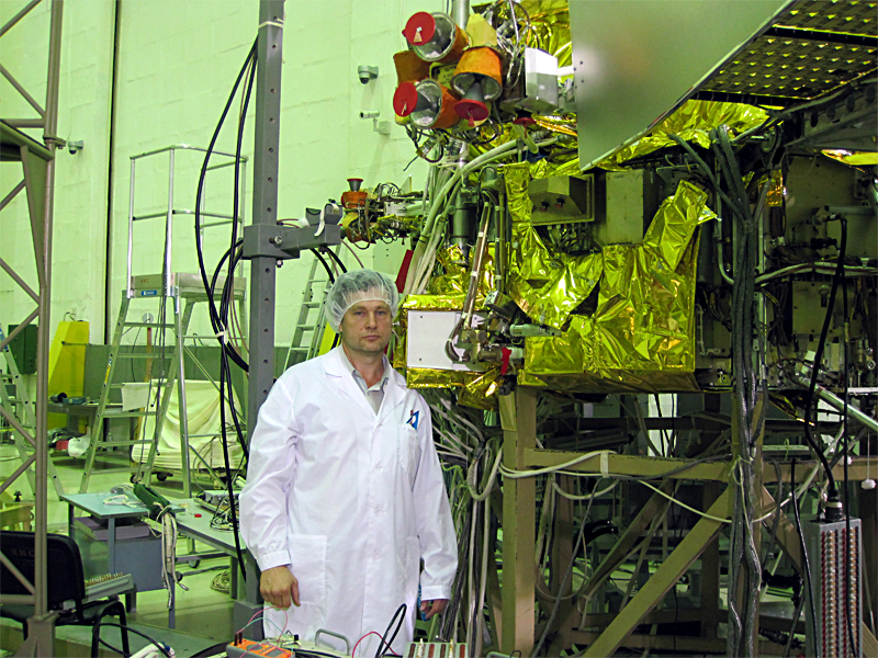 Бондаренко Андрей Викторович возле лётного образца космического аппарата «Фобос-Грунт»